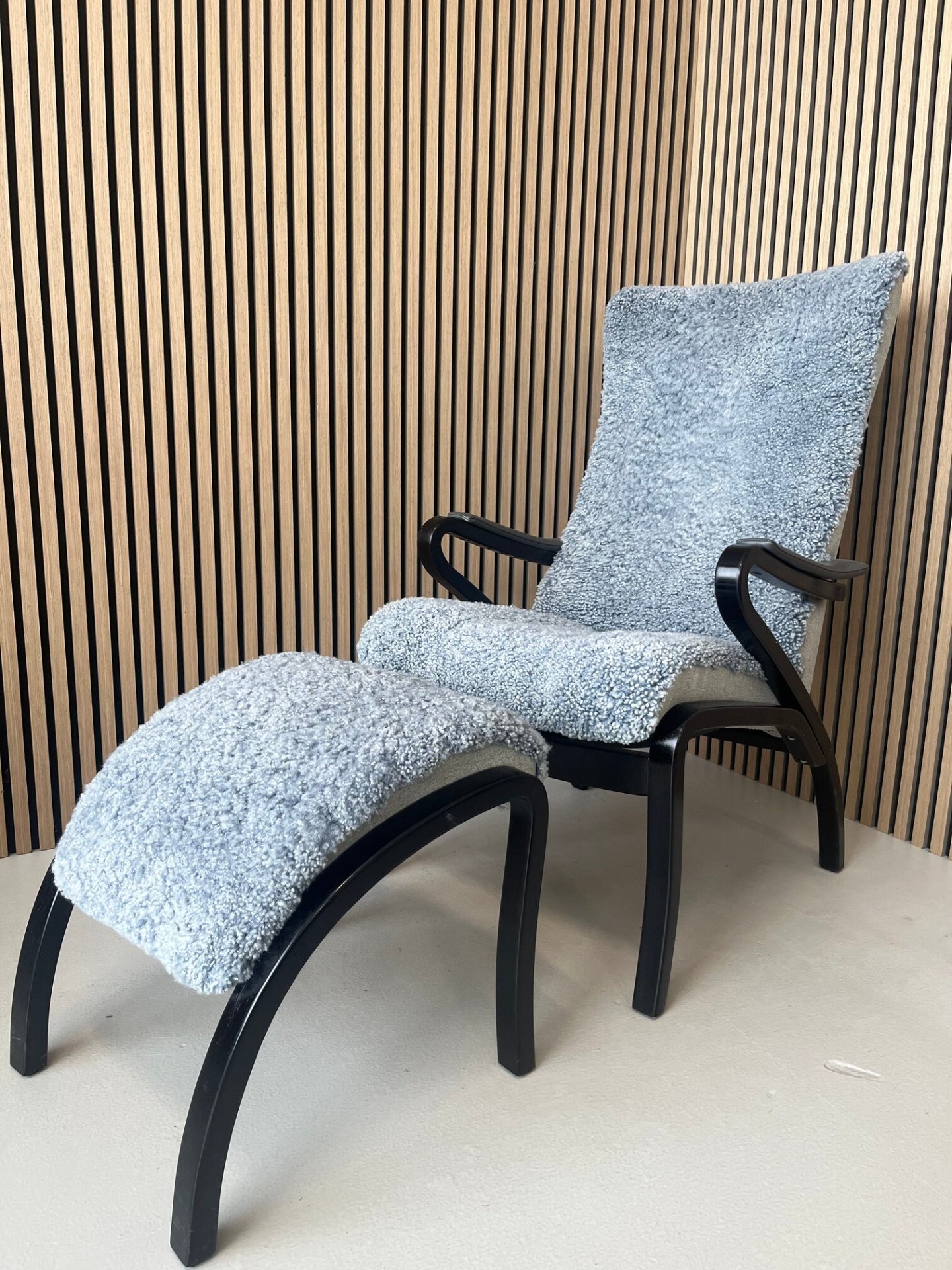 Fåtölj med böjda armstöd